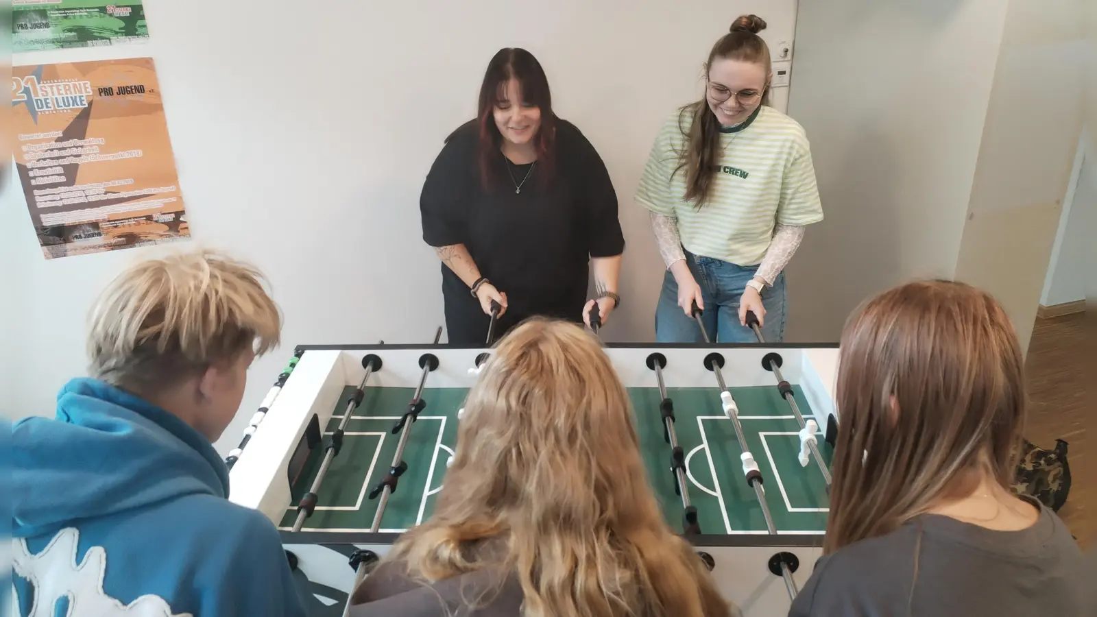 Spaß beim Kickern: Leitung Elina Lang (hinten, links) im Team mit Vera Griebl (rechts) spielen gegen die Teenager.  (Foto: Michaela Krauth)