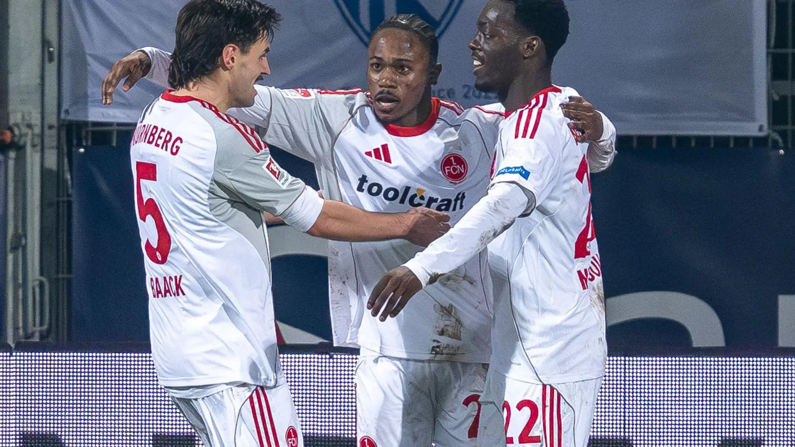 Der Nürnberger Mohamed Alì Zoma (Mitte) bejubelt mit den Vorlagengebern Tom Baack (links) und Rabby Nzingoula seinen Treffer zur 1:0-Führung. (Foto: David Inderlied/dpa)
