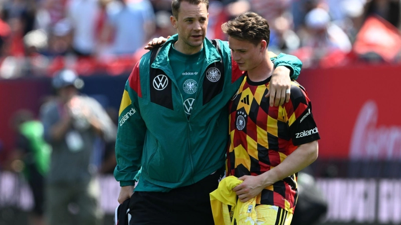 Der eine war Nationaltorwart, der andere will es werden: Manuel Neuer (l) und Jonas Urbig. (Archivbild) (Foto: Federico Gambarini/dpa)