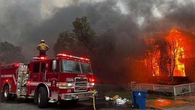 Zur Unterstützung ihrer Arbeit bekommt die Feuerwehr nun Geld von den reichen Filmstudios. (Archivbild) (Foto: Eugene Garcia/AP/dpa)