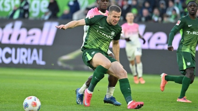 Denis Vavro (vorn) vom VfL Wolfsburg. (Archivbild). (Foto: Swen Pförtner/dpa)