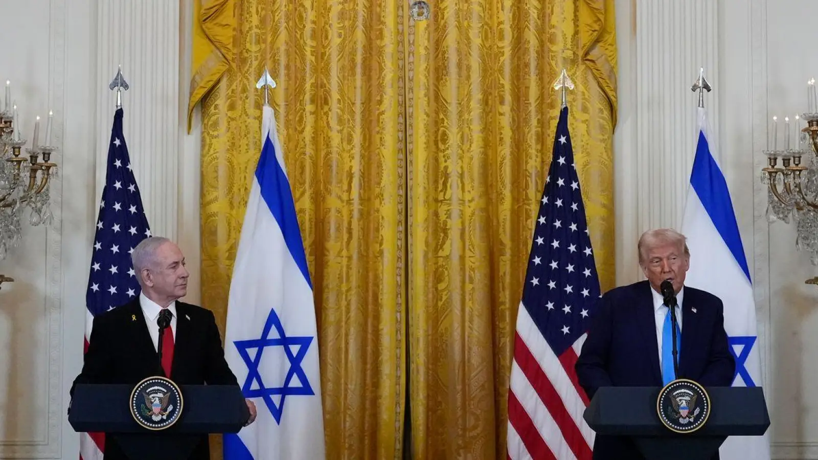 Auch bei Trumps Pressekonferenz mit Netanjahu wird deutlich: Es weht ein neuer Wind im Weißen Haus. (Foto: Alex Brandon/AP/dpa)