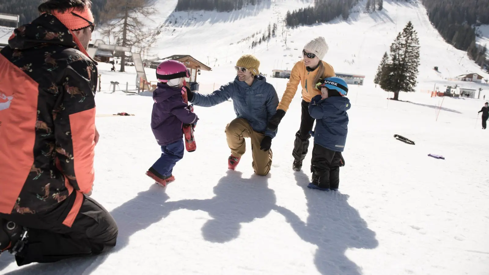 Auf dem Hochplateau Hutterer Böden in Hinterstoder kann man Skifahren lernen - und wer&#39;s schon kann, in einen der Lifte steigen. (Foto: David Lugmayr/Oberoesterreich Tourismus GmbH/dpa-tmn)