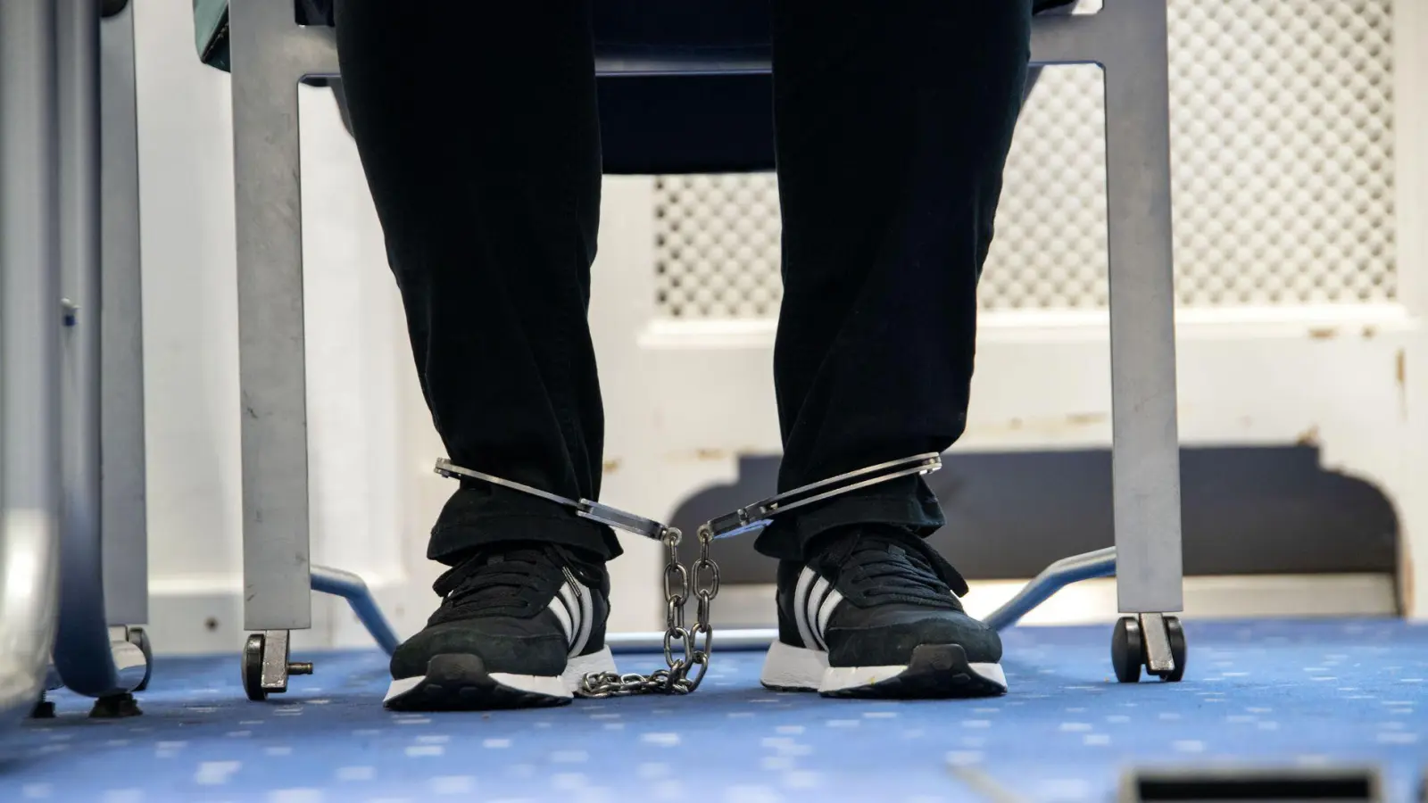 Die Angeklagte wurde zu Prozessbeginn mit Fußfesseln in den Gerichtssaal gebracht. (Archivbild) (Foto: Pia Bayer/dpa)