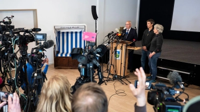 Umweltminister Till Backhaus (SPD) und Experten gaben auf der Insel Poel aktuelle Erkenntnisse bekannt. (Foto: Philip Dulian/dpa)