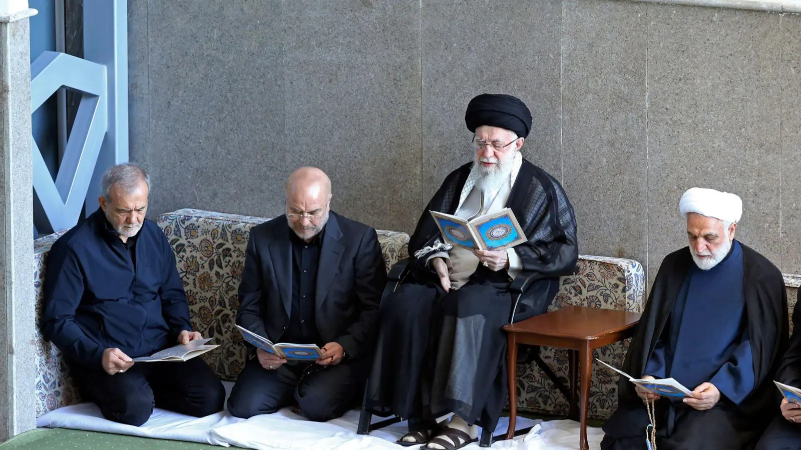 Irans Religionsführer verteidigt den Angriff auf Israel. (Foto: Uncredited/Office of the Iranian Supreme Leader/AP/dpa)