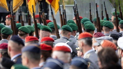 Wieviel Freiwillige können für die Bundeswehr gewonnen werden - und was, wenn das nicht reicht? Die Koalition diskutiert. (Foto: Hannes P Albert/dpa)