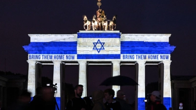 Das Brandenburger Tor ist in den Farben der israelischen Flagge angestrahlt.  (Foto: Britta Pedersen/dpa)