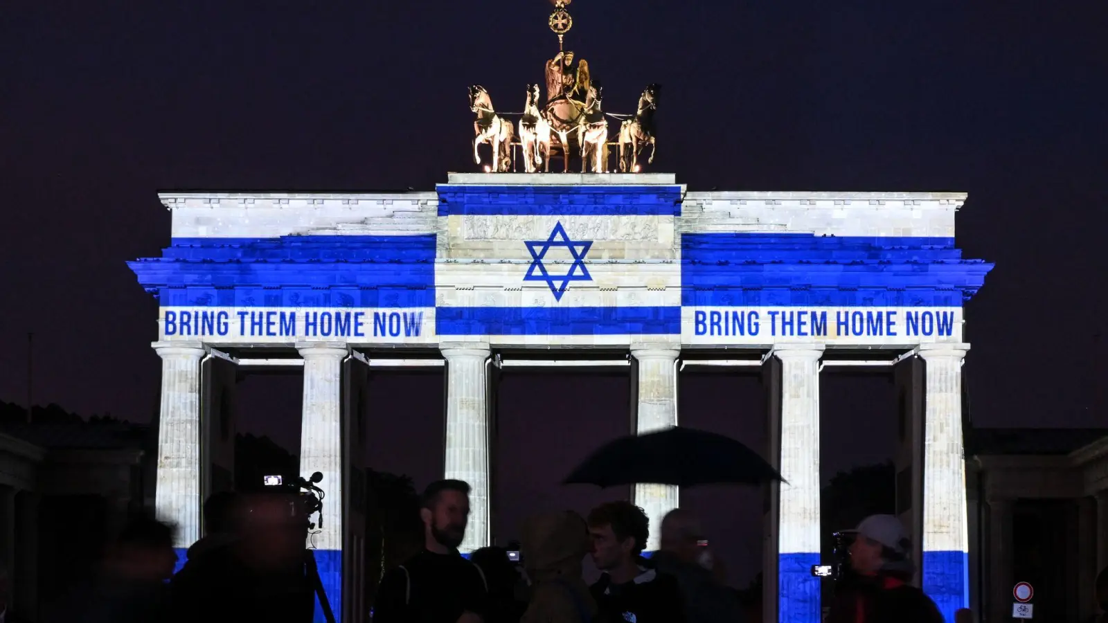 Das Brandenburger Tor ist in den Farben der israelischen Flagge angestrahlt.  (Foto: Britta Pedersen/dpa)