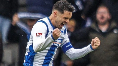 Siegtreffer in der Nachspielzeit: Brekalo (M) sorgt für den Hertha-Sieg.  (Foto: Andreas Gora/dpa)