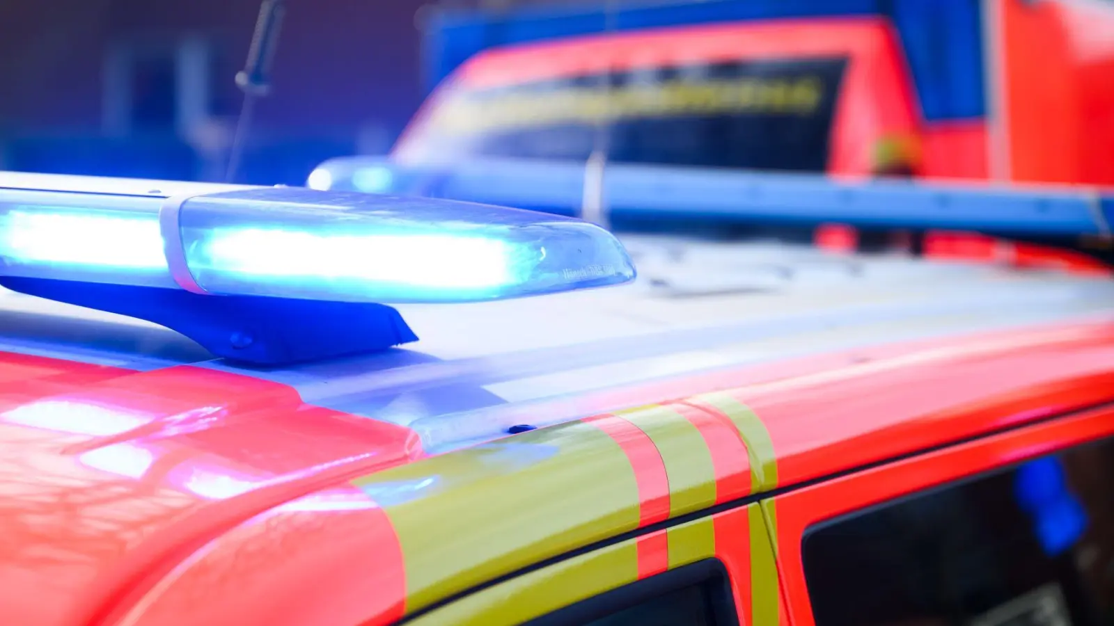 Mit Verletzungen am Kopf kommt die Schülerin ins Krankenhaus. (Symbolbild) (Foto: Julian Stratenschulte/dpa)