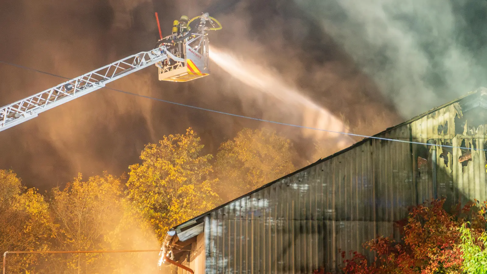 Vom Korb der Feuerwehrleiter aus wurde das Feuer bekämpft.  (Foto: NEWS5 / Kevin Weddig)