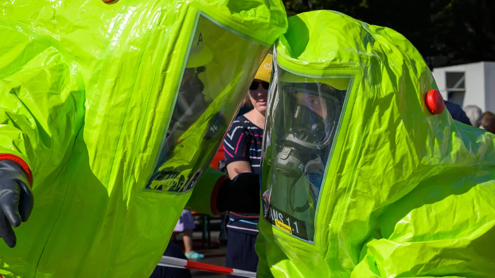 Die Einsatzkräfte können sich durch Funkgeräte innerhalb der Anzüge trotzdem verständigen.  (Foto: René Chlopotowski)