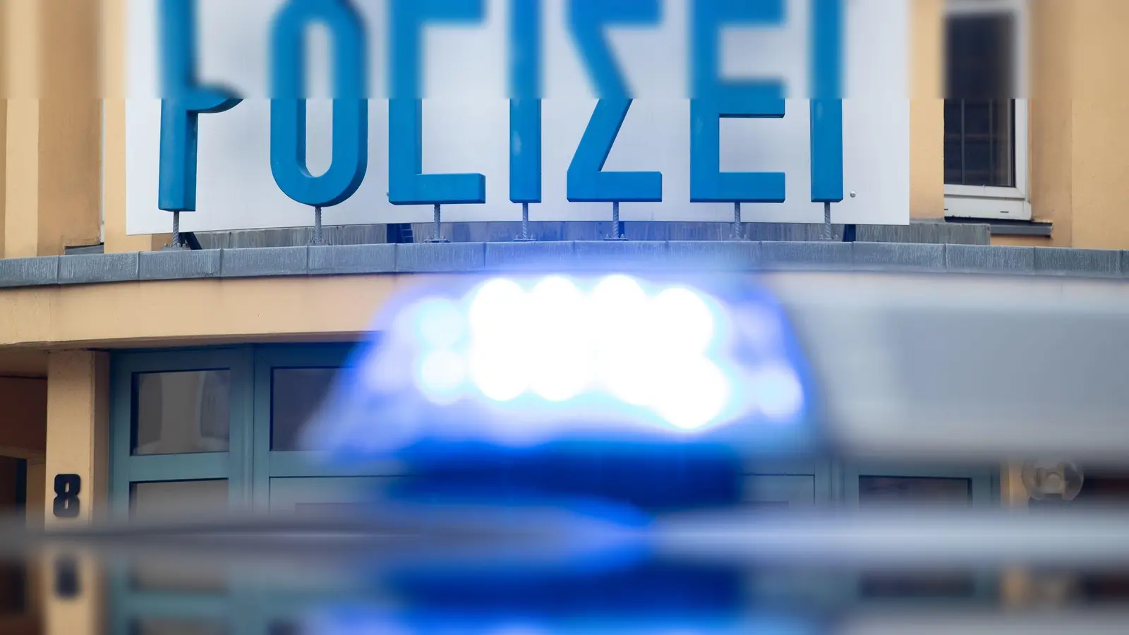 Ein Einsatzwagen der Polizei steht vor einer Dienststelle. (Foto: Friso Gentsch/dpa/Symbolbild)