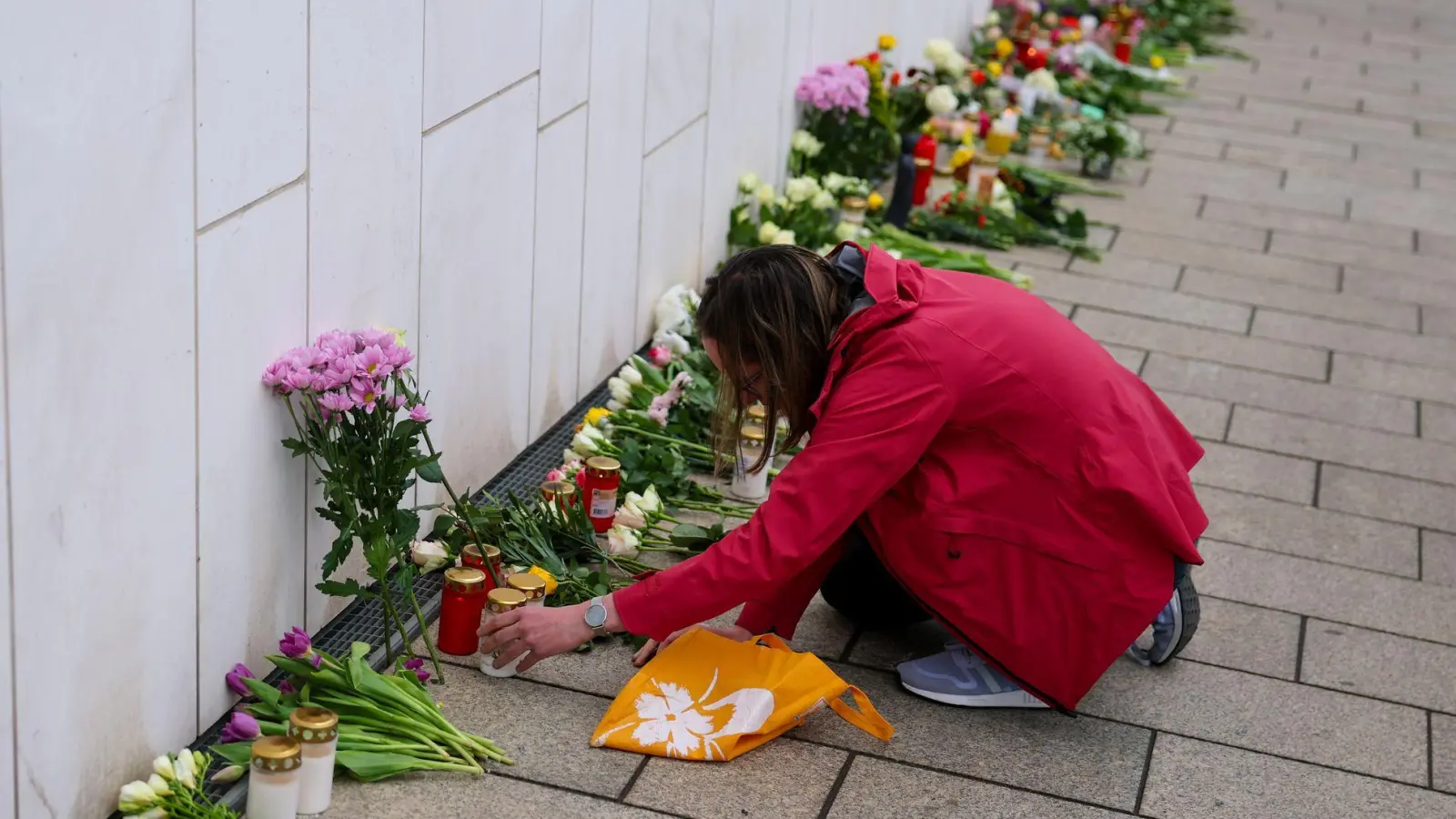 Vor dem Paulinum in Leipzig entsteht nach der Amokfahrt ein zentraler Gedenkort. (Foto: Jan Woitas/dpa)