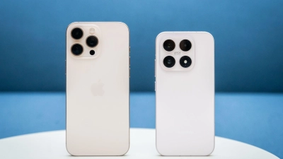 Es sieht aus, fühlt sich an und verhält sich so sehr wie ein iPhone, dass viele auf den ersten Blick keinen Unterschied bemerken würden. Mit seinem neuesten Flaggschiff-Smartphone 17 (rechts) scheint Xiaomi fest entschlossen zu sein, Apple zu übertrumpfen. Zum Vergleich: das iPhone 16 Pro Max (links). (Foto: Zacharie Scheurer/dpa-tmn)