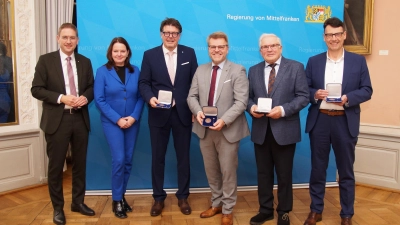 Erinnerungsfoto mit den Geehrten aus dem Landkreis Ansbach: (von links) Landrat Dr. Jürgen Ludwig, Dr. Kerstin Engelhardt-Blum, Alfons Brandl, Stefan Horndasch, Erwin Seitz und Manfred Niederauer. (Foto: Regierung von Mittelfranken/Thomas Müller)