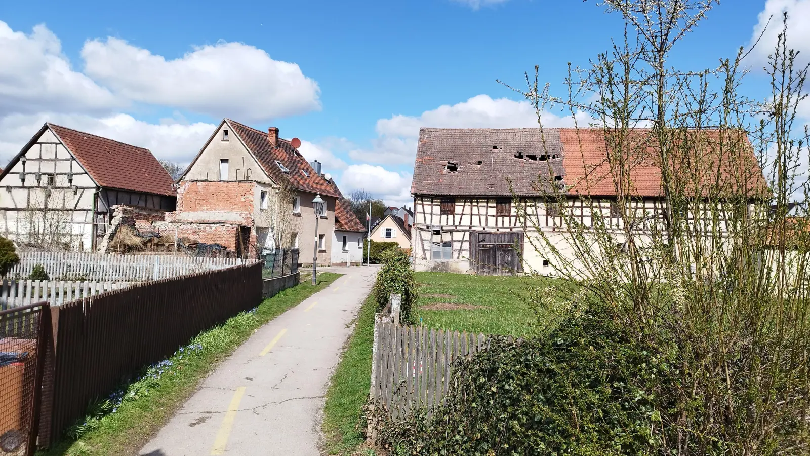 Die Neugestaltung des Bosseckherweges in Leutershausen lässt noch auf sich warten. Aus Kostengründen will die Verwaltung das weitere Vorgehen neu planen. (Foto: Robert Maurer)