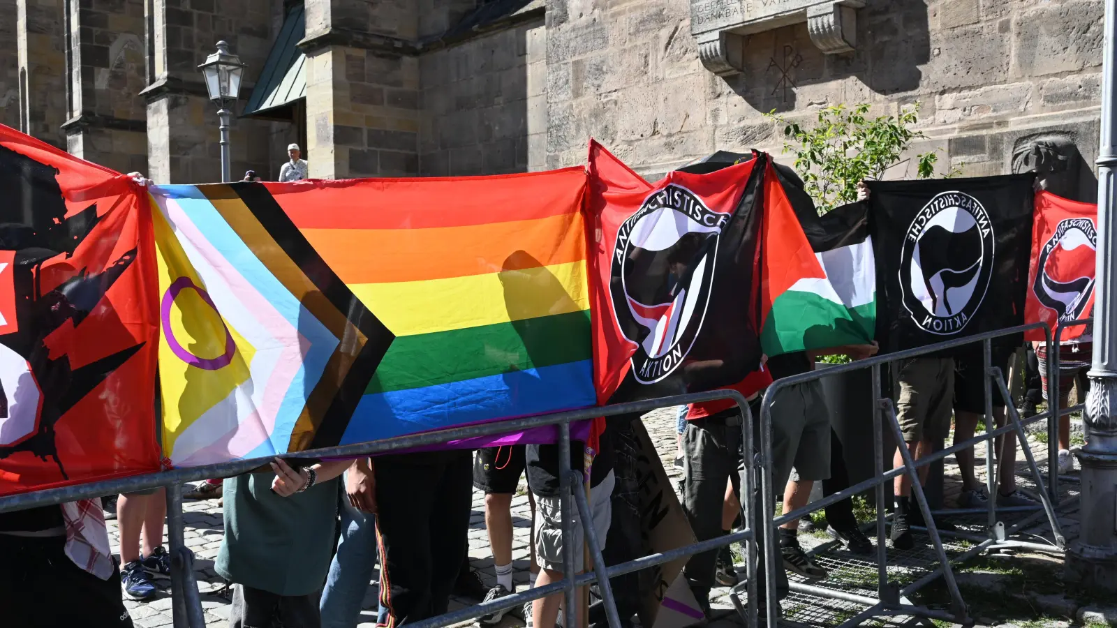 Die Gegenseite zeigt Flagge. (Foto: Anna Beigel)