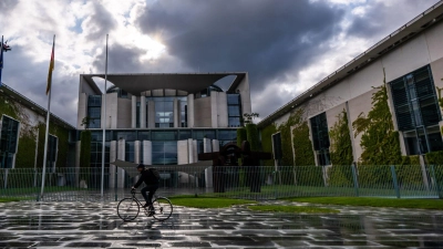 Düsternis überm Kanzleramt: Regenwolken ziehen während der Beratungen des Koalitionsausschusses über die Reagierungszentrale. (Foto: Michael Kappeler/dpa)