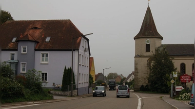 Die Ortsdurchfahrt von Lehengütingen ist vom Verkehr stark belastet. Das Staatliche Bauamt hat die Vorentwurfsplanung für die Umgehung fertiggestellt. Nun ist der Gemeinderat am Zug. Er muss das Konzept noch absegnen.  (Foto: Markus Weinzierl [MARKUS WEINZIERL] (m.weinzierl@flz.de))