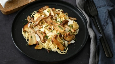 Als schöner Kontrast für die besonders dünnen Spaghettini eignen sich große in Scheiben geschnittene Pilze. (Foto: Julia Uehren/loeffelgenuss.de/dpa-tmn)