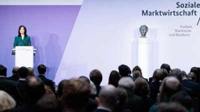 Die Büste Ludwig Erhards ist wieder da. (Foto: Carsten Koall/dpa)