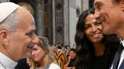 Oscar-Preisträger Matthew McConaughey gab Papst Leo XIV. im Petersdom die Hand. (Archivbild) (Foto: Vatican Media/IPA via ZUMA Press/dpa)