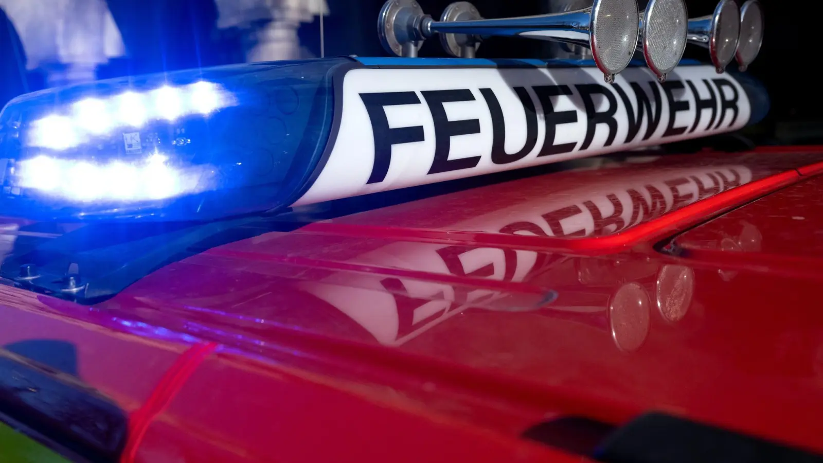Mehrere Feuerwehren sind zu einem Großbrand in Augsburg ausgerückt. (Foto: Sven Hoppe/dpa)