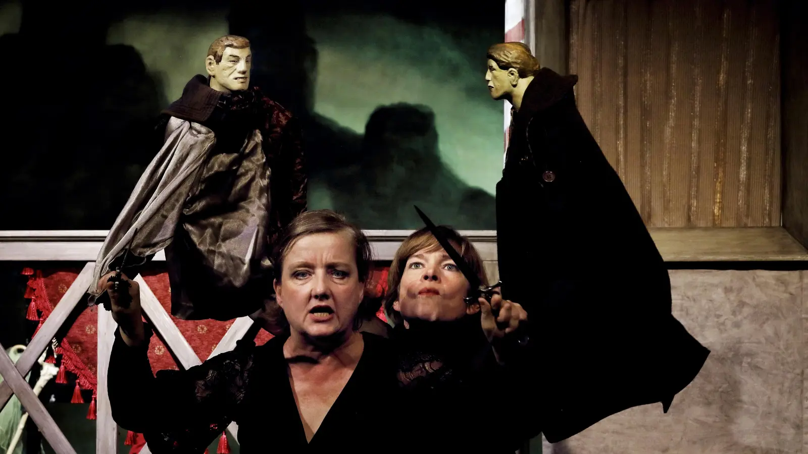 Ziemlich beste Freunde sind Lancelot und Artus hier noch nicht. Die Puppenspielerinnen Christine Müller (links) und Dorothee Carls jagen sie aufeinander. (Foto: Thomas Wirth)