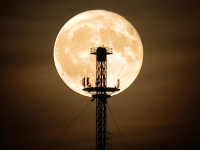 Technik vor Vollmond - gesehen am Funkturm auf dem Hesselberg bei Röckingen (Foto: Kurt Kochler)