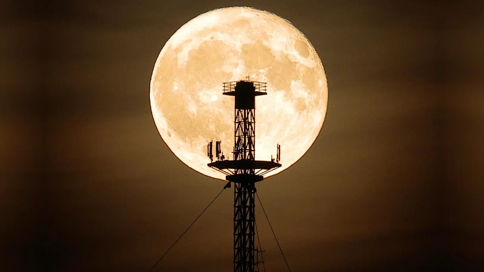 Technik vor Vollmond - gesehen am Funkturm auf dem Hesselberg bei Röckingen (Foto: Kurt Kochler)