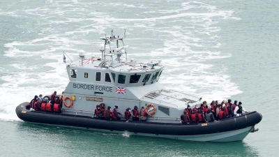 Eine Gruppe von Migranten ist von einem Schiff des britischen Grenzschutzes an Bord genommen worden. (Foto: Gareth Fuller/PA Wire/dpa)