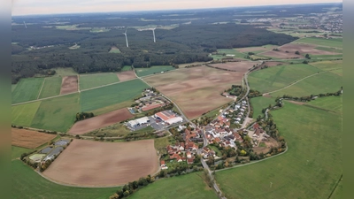 Ein Foto von Pahres aus der Luft. Nahe der aktuell noch betriebenen Teich-Kläranlage (links im Bild) soll die interkommunale Einrichtung entstehen. (Foto: Flugsportgruppe/Maximilian Graf)