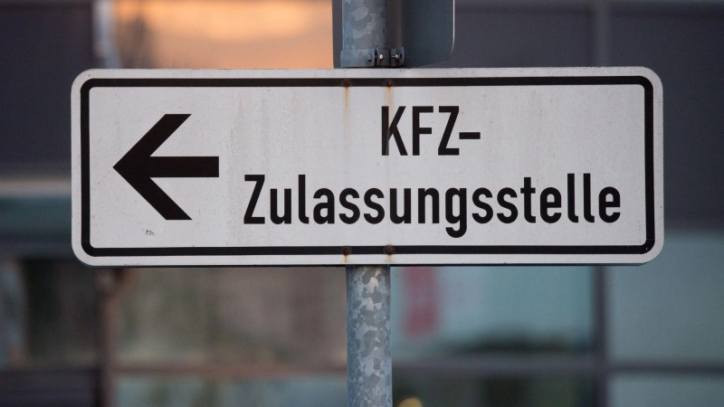 In Uffenheim bleibt die Kfz-Zulassungsstelle wegen Personalmangels drei Monate lang geschlossen. Danach folgt das neue Rotationsmodell. (Symbolbild: picture alliance / Armin Weigel/dpa)