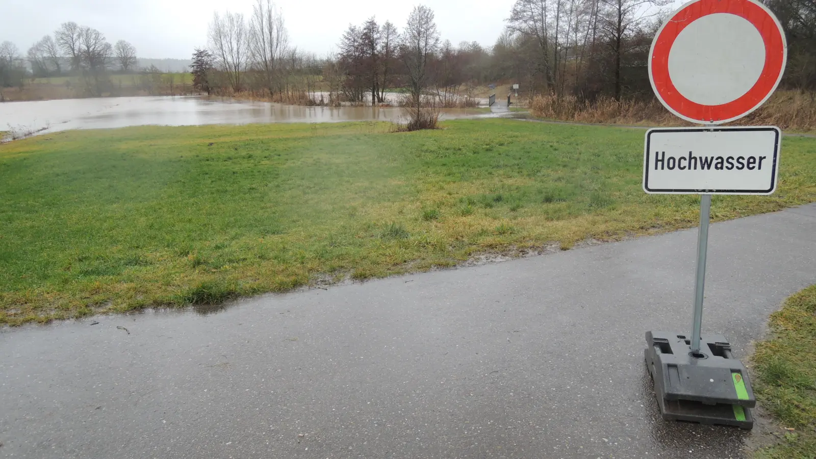 „Land unter” im Bereich der Sulzachwiesen in Feuchtwangens Norden unweit der Staatsstraße 1066. (Foto: Peter Zumach)