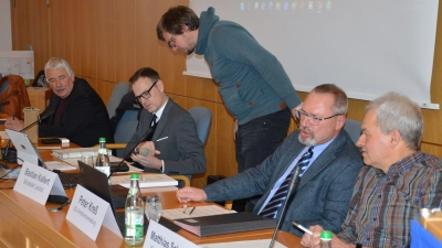 Eher gedrückte Stimmung herrschte bei den Landkreisverantwortlichen vor und während der Aussprache zum Landkreishaushalt. Von rechts: Matthias Schneider (Kreisfinanzverwaltung), Kämmerer Peter Kreß, Büroleiter Bastian Kallert, Landrat Dr. Christian von Dobschütz und sein Stellvertreter Reinhard Streng.  (Foto: Patrick Lauer)