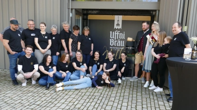 Das Team hinter Uffni-Bräu mit Noch-Maienkönigin Lena Jakob (mit Krone) und Brauer Christian Konyen (mit Trachtenjacke).  (Foto: Sylvia Fehlinger)