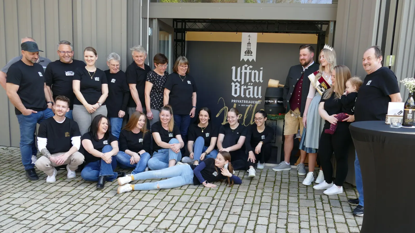 Das Team hinter Uffni-Bräu mit Noch-Maienkönigin Lena Jakob (mit Krone) und Brauer Christian Konyen (mit Trachtenjacke).  (Foto: Sylvia Fehlinger)