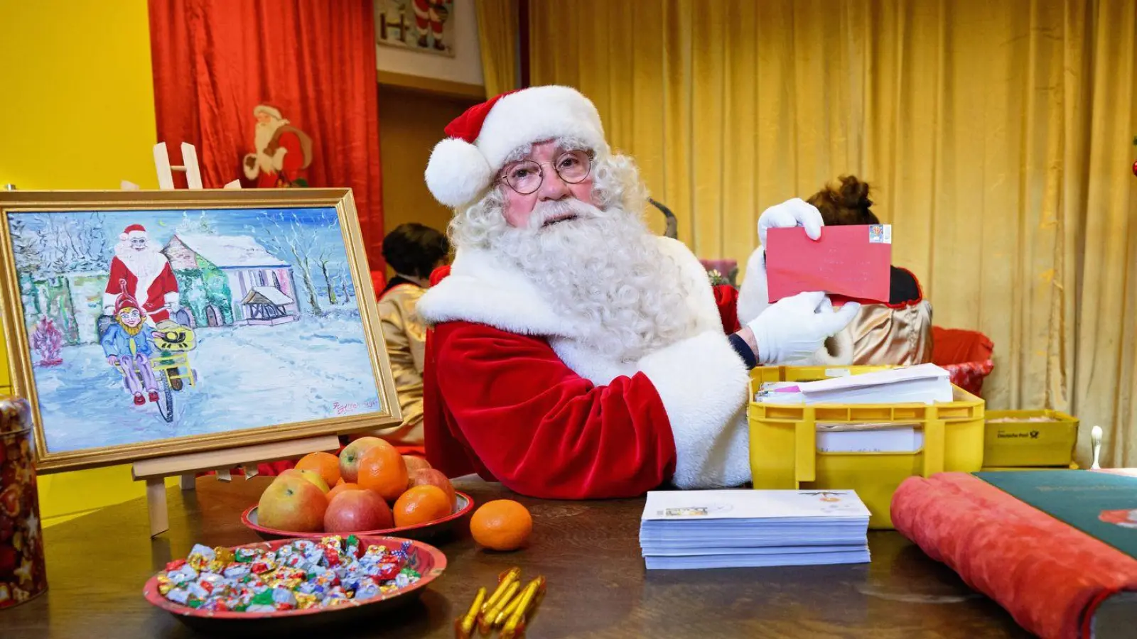 Weihnachtsmann eröffnet Dienst in Himmelpfort – 300.000 Wunschzettel erwartet (Foto: Bernd von Jutrczenka/dpa)
