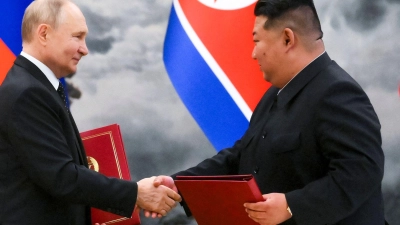 Wladimir Putin (links) und Kim Jong Un haben eine strategische Partnerschaft unterzeichnet, die de facto auch einen Verteidigungspakt beinhaltet. (Archivbild) (Foto: Kristina Kormilitsyna/Pool Sputnik Kremlin/AP/dpa)