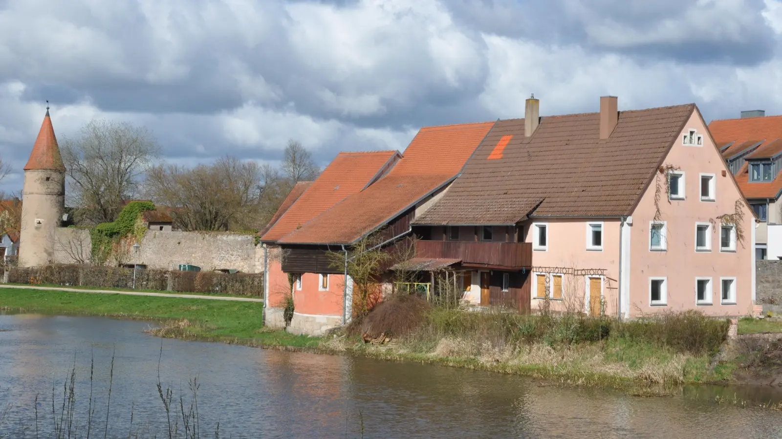 Die ehemalige Gerbermühle an der Altmühl in ein Wirtshaus mit Biergarten zu verwandeln, ist Vision des Ornbauer Stadtrats. Weil die Mittel fehlen, hofft dieser nun auf einen Käufer. (Foto: Jonas Volland)