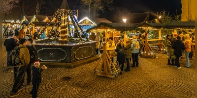 Es fehlte nur der Schnee. Gleichwohl lockte der Dinkelsbühler Weihnachtsmarkt im Spitalhof tausende Besucherinnen und Besucher in die historische Altstadt. (Foto: Günter Schmidt)