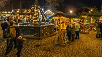Es fehlte nur der Schnee. Gleichwohl lockte der Dinkelsbühler Weihnachtsmarkt im Spitalhof tausende Besucherinnen und Besucher in die historische Altstadt. (Foto: Günter Schmidt)