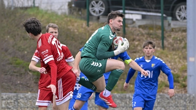 Steinachgrunds neue Nummer 1, Nicolas Hurler, fängt hier den Ball vor Mögeldorfs Angreifer Luca Glauber ab. (Foto: Martin Rügner)