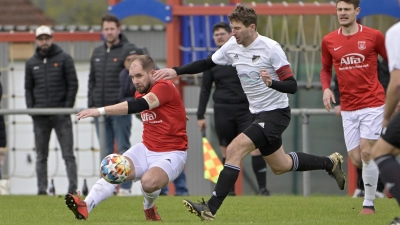 Der Dinkelbühler Kapitän Johannes Bauer (am Ball, hier im Pokalspiel gegen den Arberger Jan Semmlinger) hat sich verletzt. (Foto: Martin Rügner)