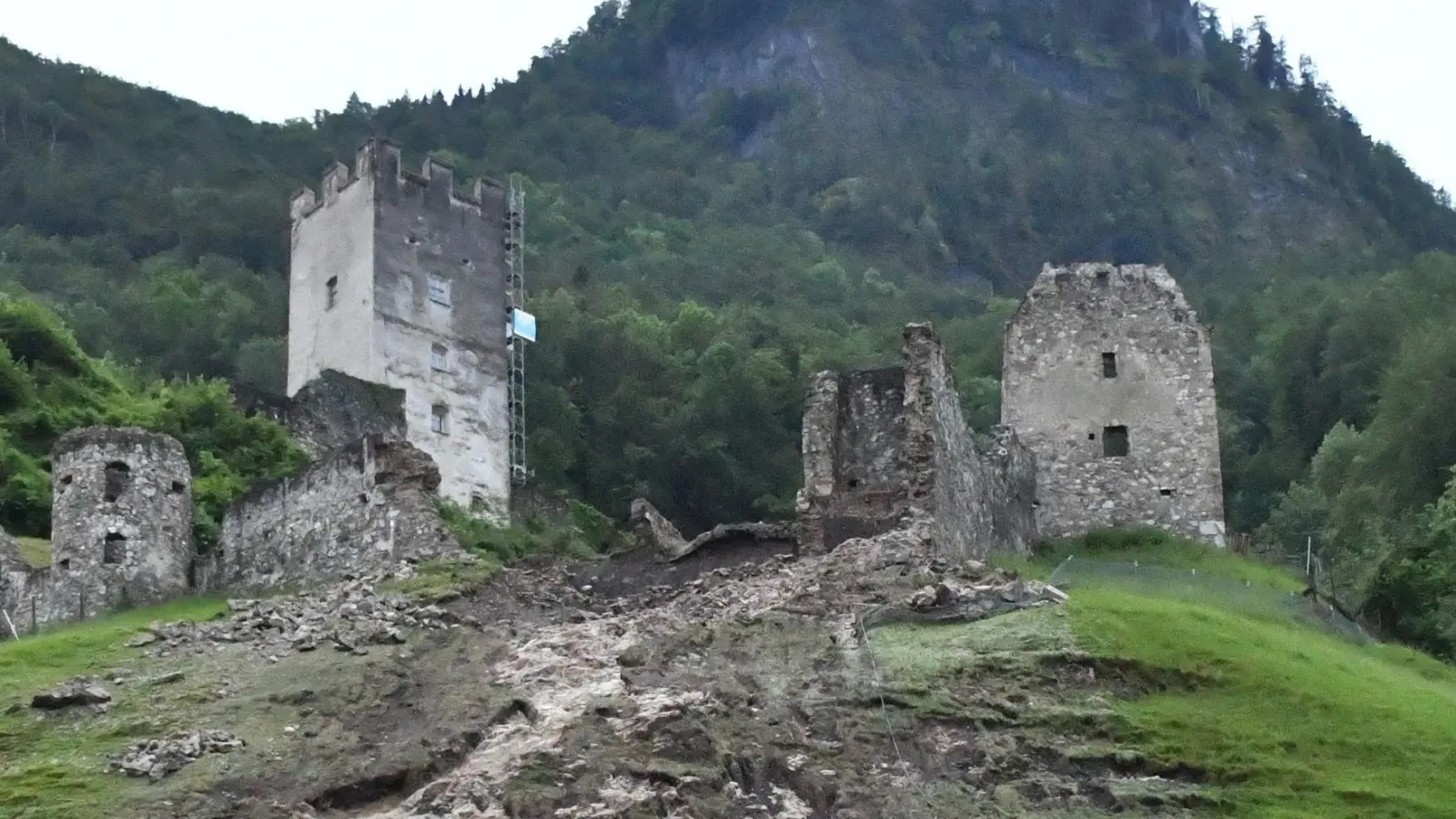 Regenfluten schwemmten Teile der Burgruine weg. (Foto: David Pichler/dpa)