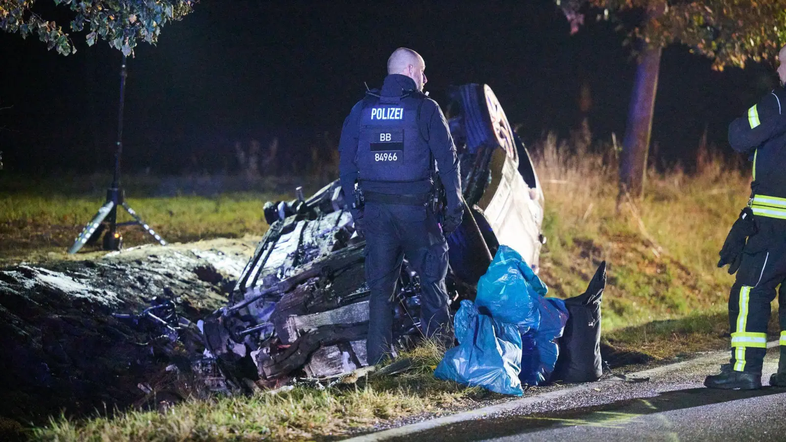 Das beteiligte Auto geriet bei dem schweren Unfall in Brand. (Foto: Annette Riedl/dpa)