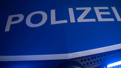 Die Polizei ermittelt wegen eines beschädigten Stacheldrahts auf einem Bundeswehrgelände in der Oberpfalz. (Symbolbild) (Foto: Jens Büttner/dpa-Zentralbild/dpa)