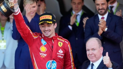 Da lief es noch: Charles Leclerc feiert seinen Heimsieg 2024 neben Fürst Albert II. (Foto: Luca Bruno/AP/dpa)
